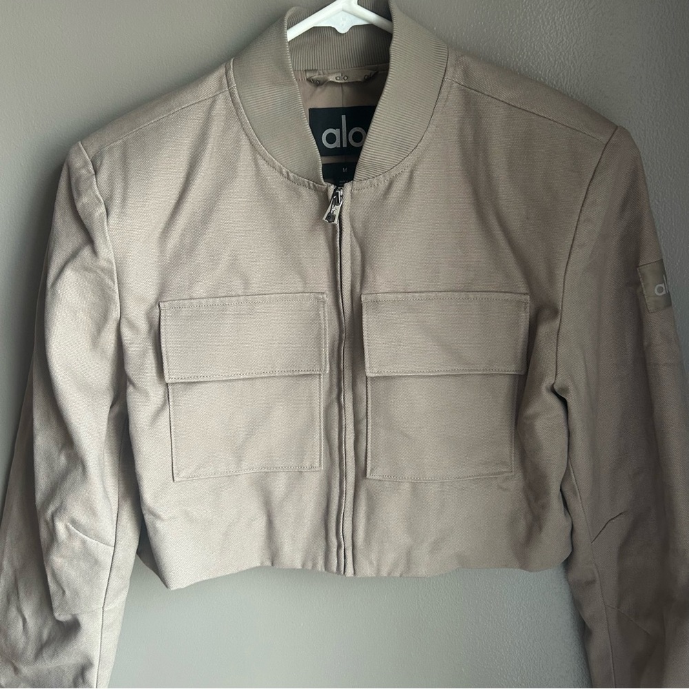 Alo Cropped Main Character Jacket - Picture 9 of 14